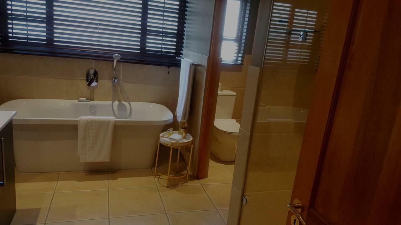 Executive Suites, Woodmead East (Adults Only) Сэндтон Экстерьер фото